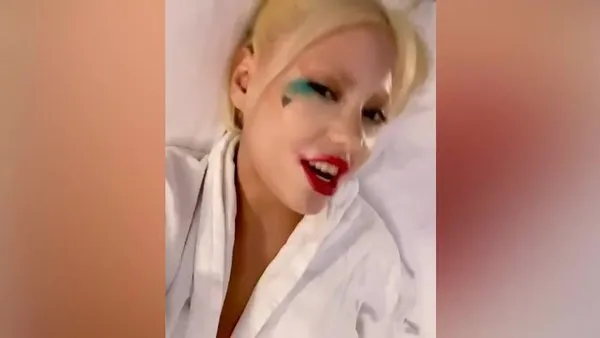 unlu fenomen bahar candan in instagram da gogsunun acildigi anlarin videosu olay oldu olayi fark edince video