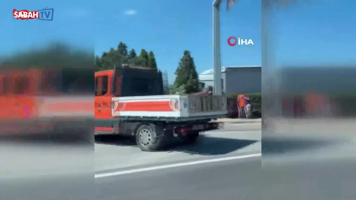 Panelvan yol tabelasına çarptı: 1 ölü, 2 yaralı videosunu izle Panelvan yol tabelasına çarptı: 1 ölü, 2 yaralı videosunu izle