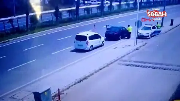 Antalya polisin direksiyon başında kalp krizi geçiren sürücüyü kurtarma anı kamerada