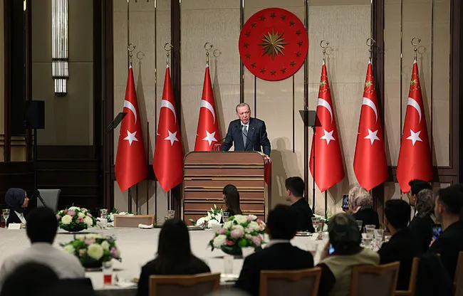 son-dakika-baskan-erdogandan-genclere-uyari-vatani-sokak-terorune-teslim-edemeyiz-cok-dikkatli-olun-1742926006285.jpeg