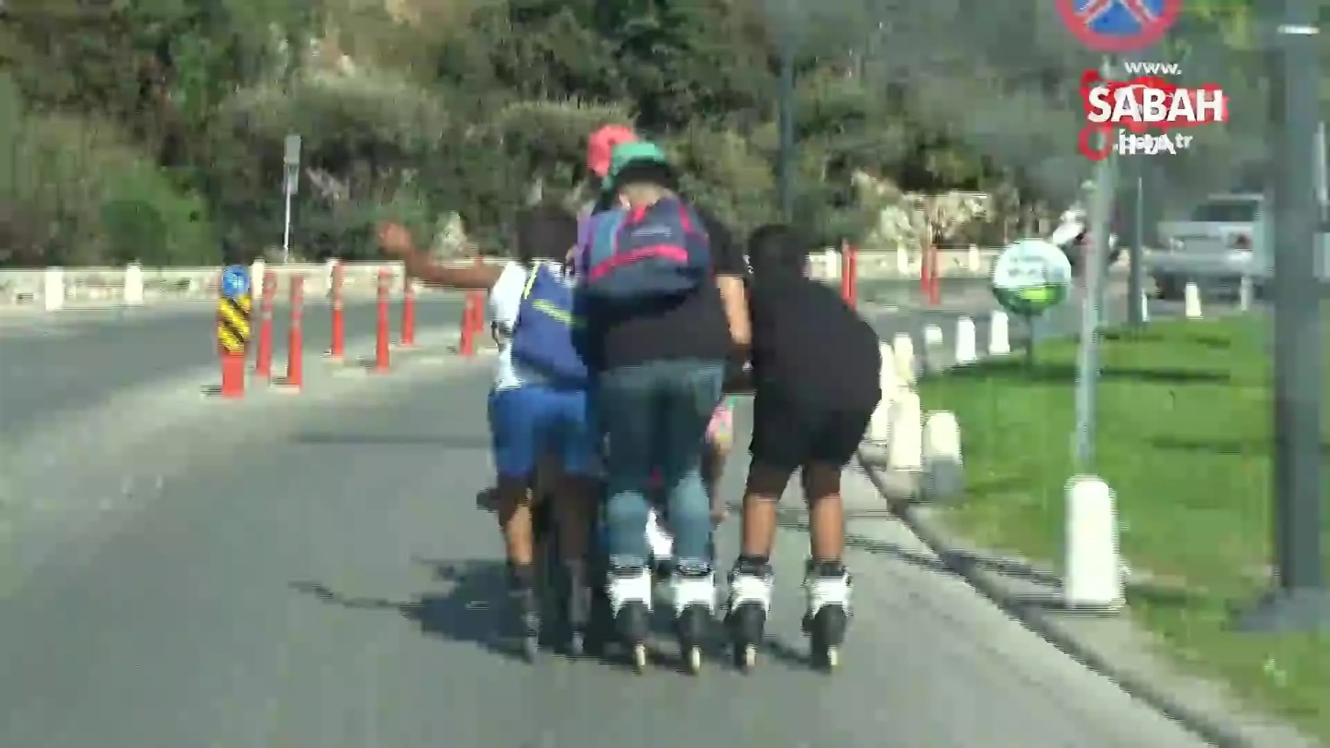 Paten Suren Cocuklara Tehlikeli Yardim Video Videosunu Izle Son Dakika Haberleri