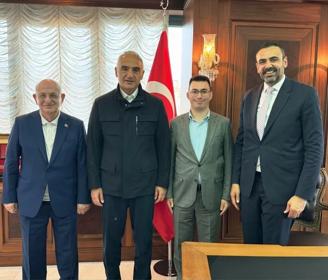 bakan-ersoydan-ismail-kahramana-anlamli-ziyaret-kultur-tarih-ve-medeniyet-uzerine-dikkat-ceken-bulusma-1778831475238.jpeg