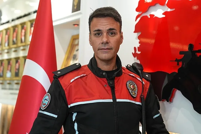 tribun-skandalinin-ardindan-duygulandiran-diyalog-komiser-yardimcisi-o-anlari-anlatti-o-kucuk-vucudundaki-titr-1786965970142.jpeg