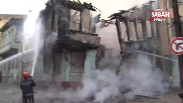 Bursa'da yanan tarihi binanın çökme anı kamerada