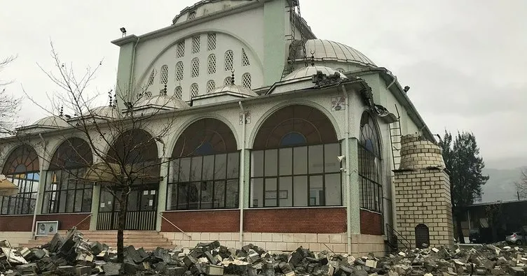 Fırtına cami minaresini devirdi