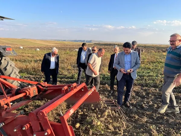 baskan-adiguzel-pancar-ve-patates-ureticilerini-ziyaret-etti-1728908742573.jpg