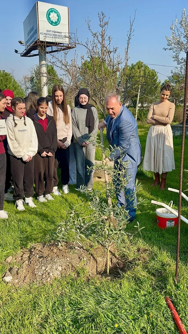 manisada-ogretmen-fatma-nur-celikin-anisina-zeytin-agaci-dikildi-1772796724941.jpg