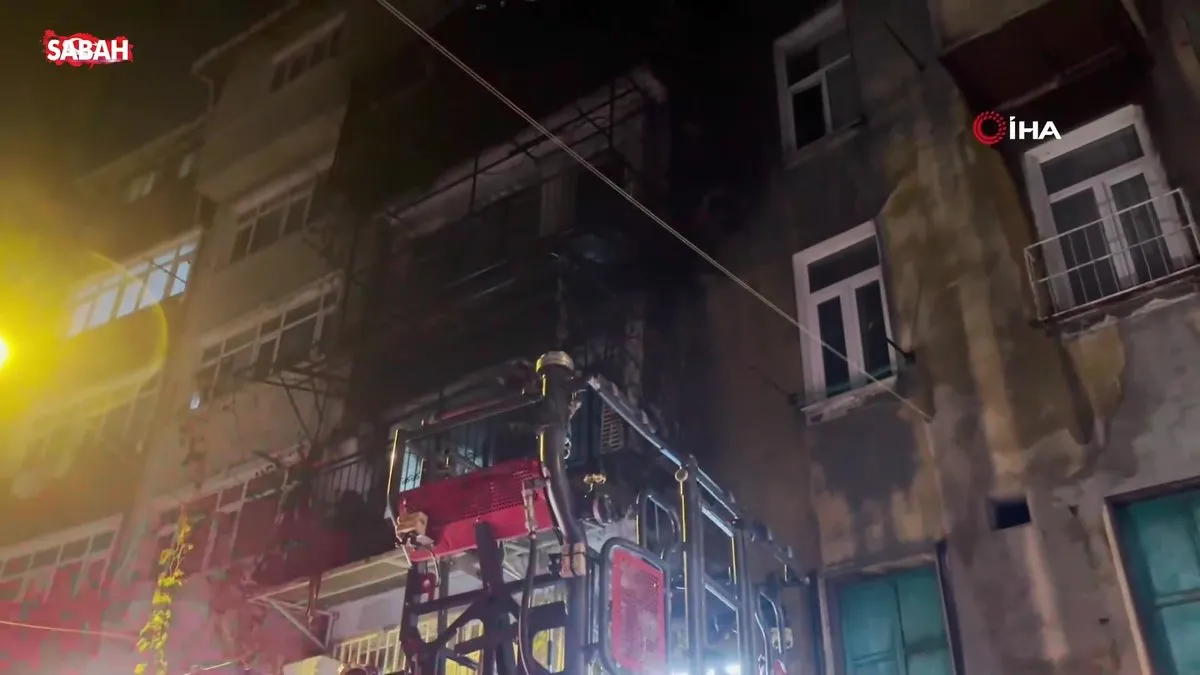 Beyoğlu’nda kız istemede patlatılan havai fişekler evi yaktı | Video videosunu izle Beyoğlu’nda kız istemede patlatılan havai fişekler evi yaktı | Video videosunu izle