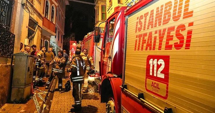 Fatih’te 4 katlı binada yangın: 1’i ağır 2 yaralı