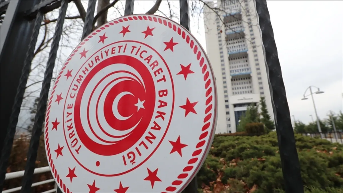 Güneş paneli camı üretimini gösteren bir fabrika görüntüsü.