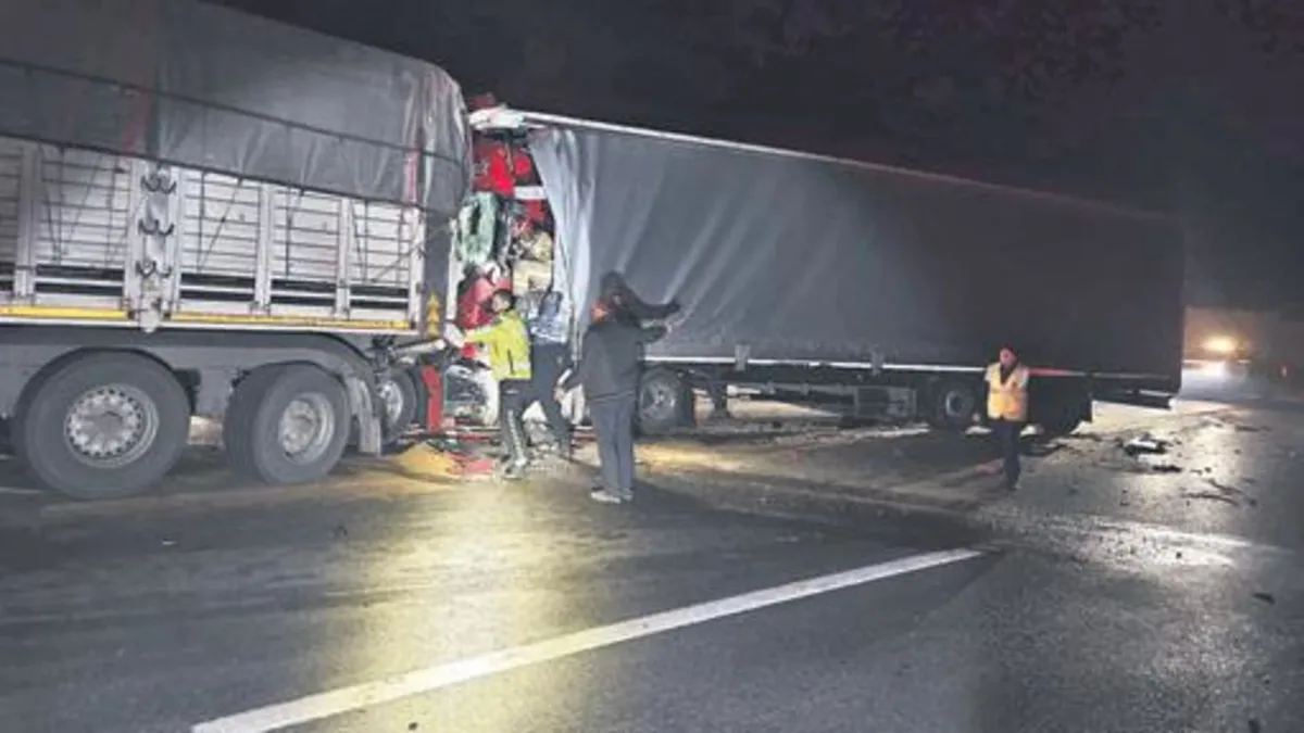 İki TIR çarpıştı: 1 ölü