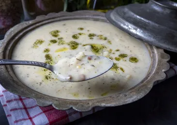 Sıcak yaz günlerinin kurtarıcısı! Ayran aşı çorbası tarifi