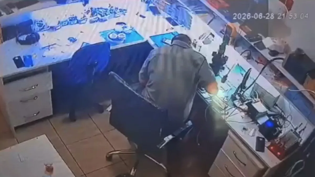 Bataryası değişecekti, bir anda alev aldı: Telefon tamircisi canını zor kurtardı | Video videosunu izle Bataryası değişecekti, bir anda alev aldı: Telefon tamircisi canını zor kurtardı | Video videosunu izle
