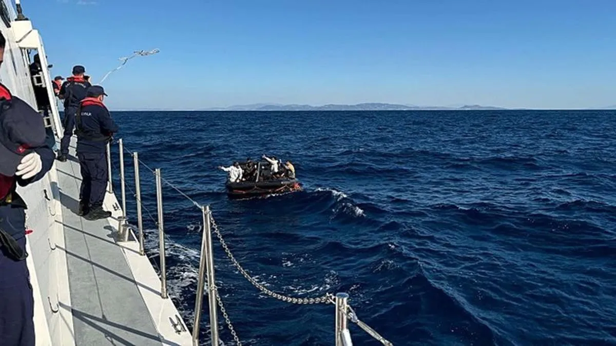 İzmir'de 76 kaçak göçmen kurtarıldı