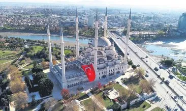 En büyük Türk bayrağı Merkez Camisi’ne asıldı #adana