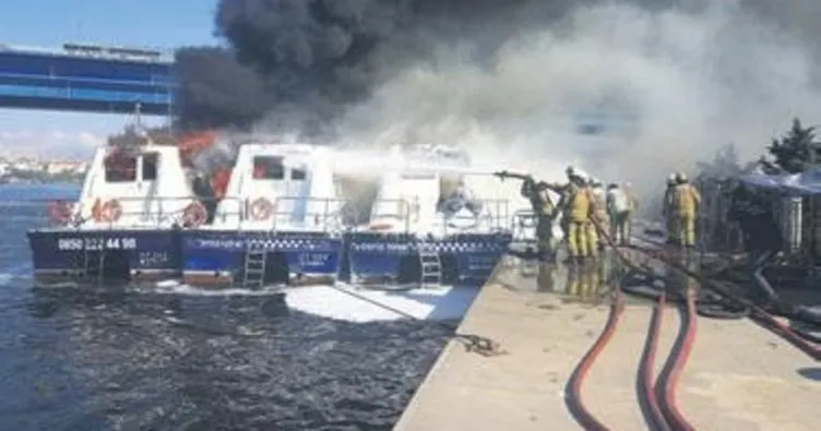 Haliç’te demirli 3 deniz taksi yandı