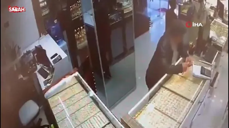 Kuyumculara sahte altın satarak dolandıran şahıs kamerada | Video