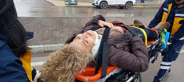 Yolun ortasındaki kadını görenler yardıma koştu: Eşim şehir dışında haber vermeyin korkar!