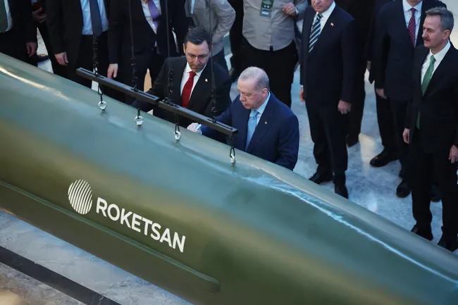 baskan-erdogan-roketsan-uretim-tesislerinde-incelemelerde-bulundu-tayfun-blok-4-fuzesini-imzaladi-1775580251131.jpg Başkan Erdoğan, ROKETSAN Üretim Tesisleri'nde incelemelerde bulundu: Tayfun Blok-4 füzesini imzaladı