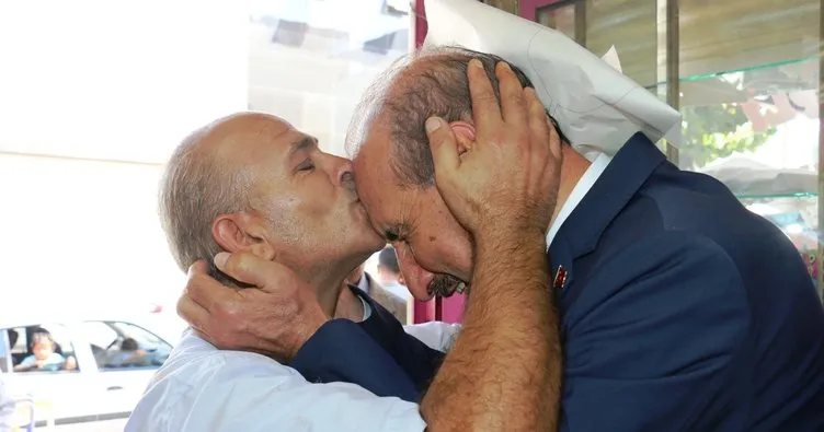 Başkanı alnından öptü