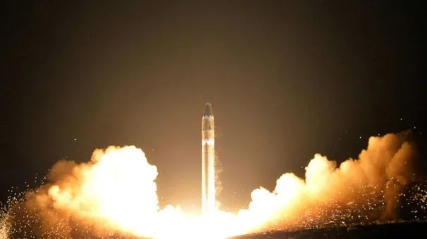 Dünya şokta... Kuzey Kore’nin fırlattığı füze yolcu uçağının yanından geçti!