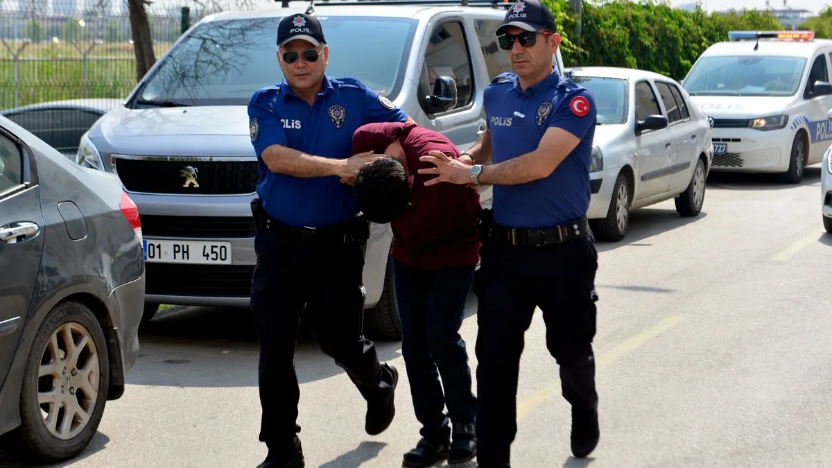 Adana'da direksiyon başında uyuyakalan dolmuş şoförü, kullandığı araçla polis okulunun duvarına çarptı.