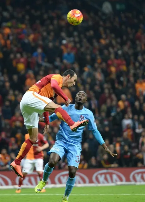 Galatasaray-Trabzonspor maçında büyük gerilim