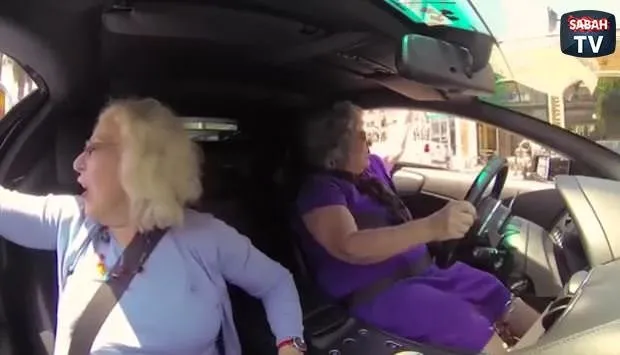 2 yaşlı kadın Lamborghini’ye binerse