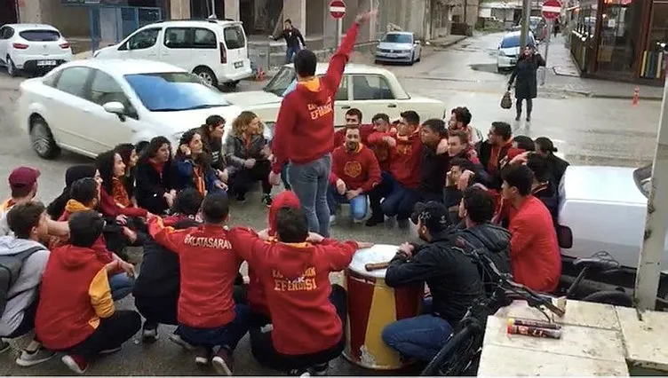 Kaza yapan araç, Galatasaray taraftarlarının arasına daldı!