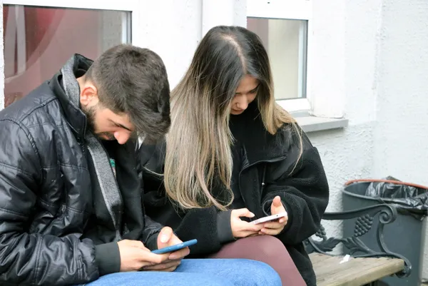 son-zamanin-en-buyuk-bagimliligi-her-13-dakikada-bir-1668939434829.jpg