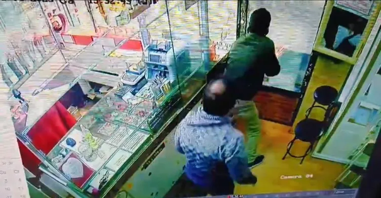 Bursa’da trajikomik soygun! Oyuncak silahla kuyumcu soymaya çalıştı! Dayak yedi! İşte o anlar...