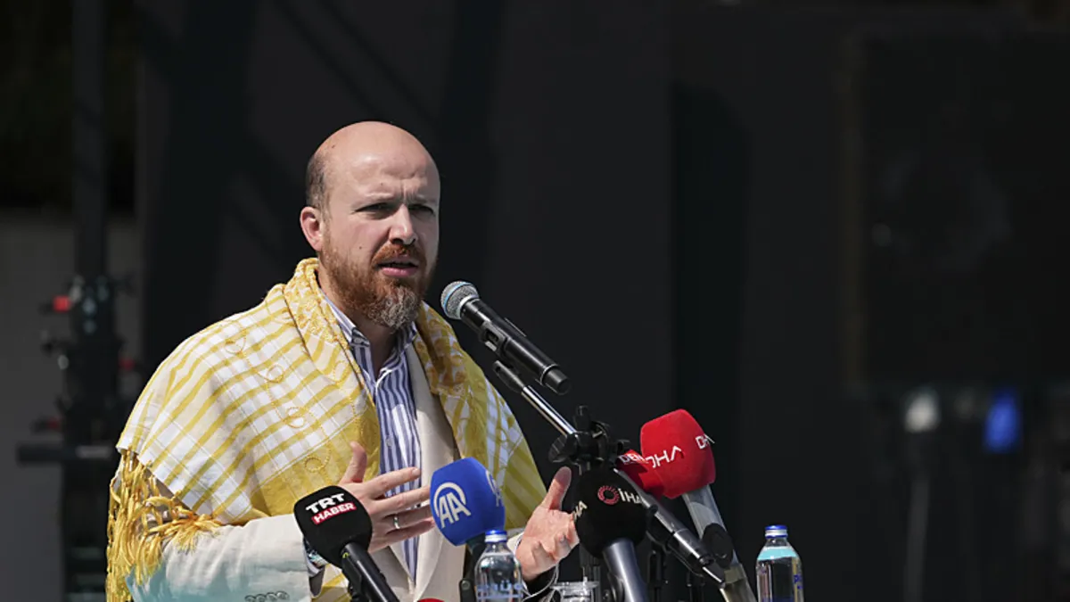 Bilal Erdoğan: “Batı, artık insanlığı yüceltemeyen bir Batı” Bilal Erdoğan: “Batı, artık insanlığı yüceltemeyen bir Batı”