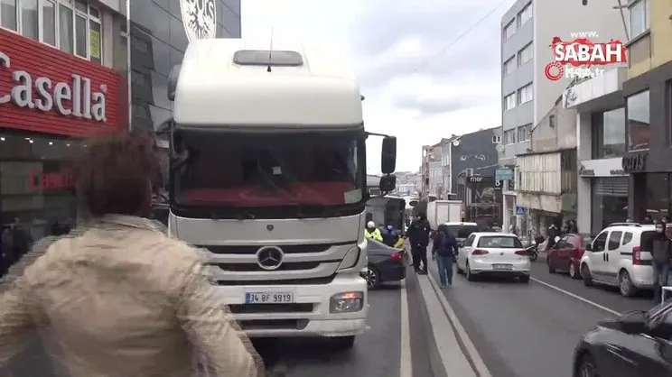Hafriyat kamyonu arkasından gelen otomobile çarptı | Video