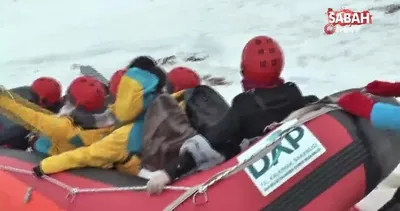 Karlı dağlarda rafting heyecanı