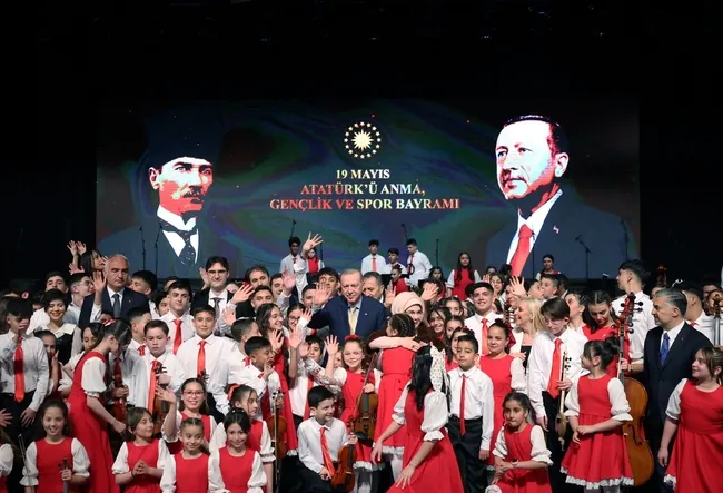 baskan-erdogan-ve-esi-emine-erdogan-cocuk-korosunu-dinledi-1779218077489.jpg