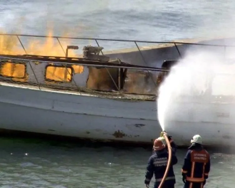 Pendik’te teknede yangın