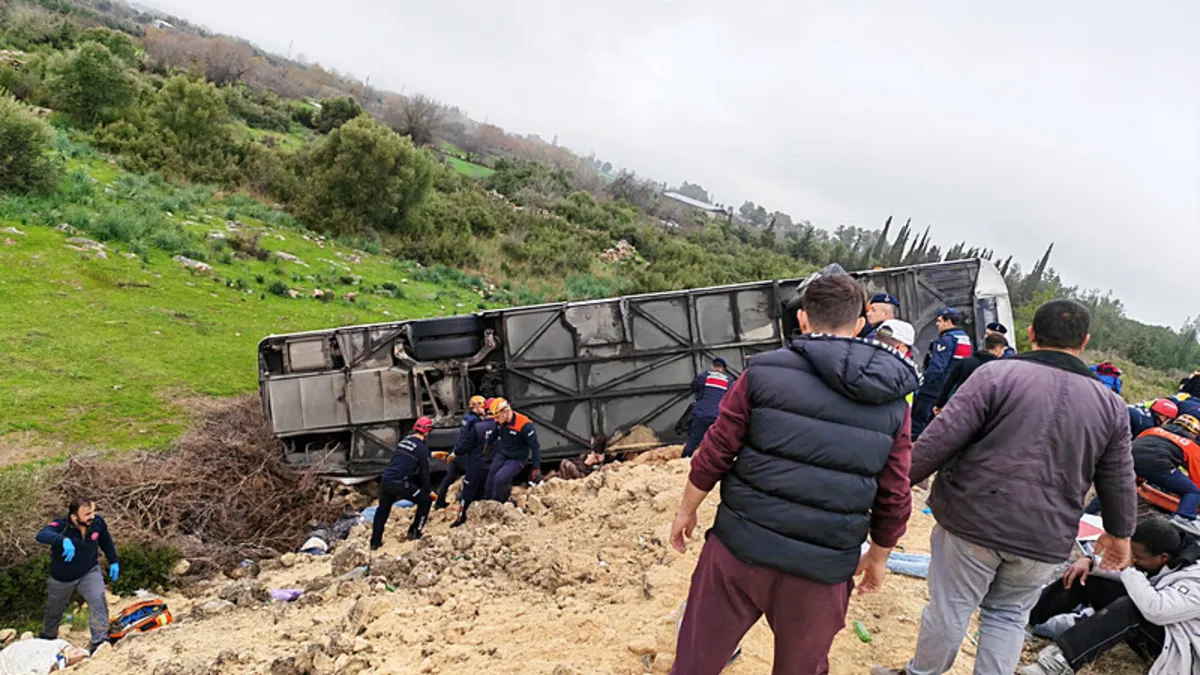 Devrilen otobüs Tekirdağ’dan 16 yolcu almış Devrilen otobüs Tekirdağ’dan 16 yolcu almış