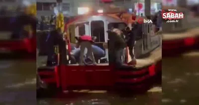 Süveyş Kanalı’nda araç feribottan denize düştü | Video