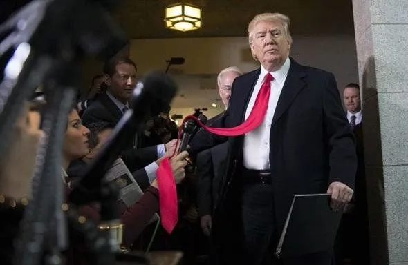 Donald Trump’ın kravatı sosyal medyayı salladı