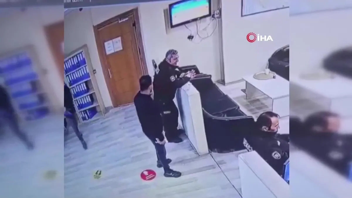 Kartal’da polis merkezinde bekçiye saldırarak silahını almaya çalışan şahıs kamerada videosunu izle Kartal’da polis merkezinde bekçiye saldırarak silahını almaya çalışan şahıs kamerada videosunu izle