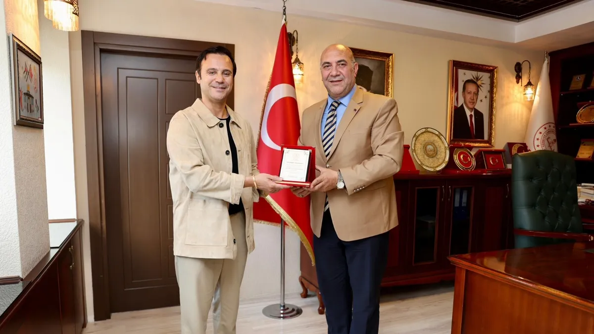 Adana İl Milli Eğitim Müdürü Mehmet Nurettin Aras ve Dr. Gökhan Gündoğdu plaket töreninde