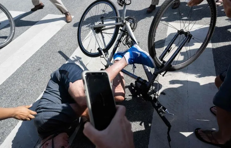 Bisikletten düşen Biden’dan yeni görüntüler: Zıplayarak mesaj verdi