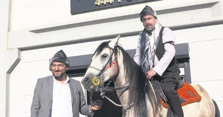 Mardin’de önce ata bindi sonra gösteri yaptı