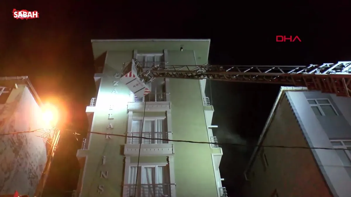 Ümraniye’de 5 katlı binada çıkan yangın söndürüldü | Video videosunu izle Ümraniye’de 5 katlı binada çıkan yangın söndürüldü | Video videosunu izle