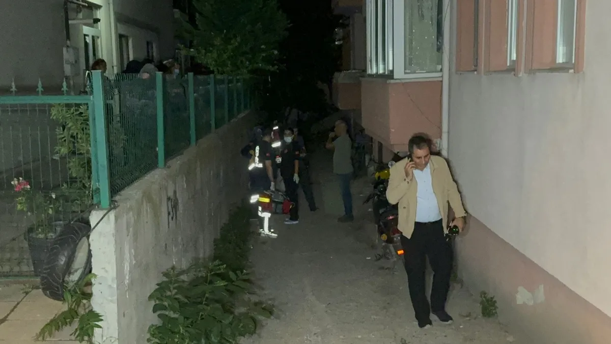Kötü koku gelen binanın bodrum katından insan cesedi çıktı! Kötü koku gelen binanın bodrum katından insan cesedi çıktı!