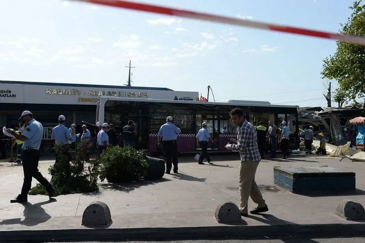 İstanbul’da belediye otobüsü durağa daldı