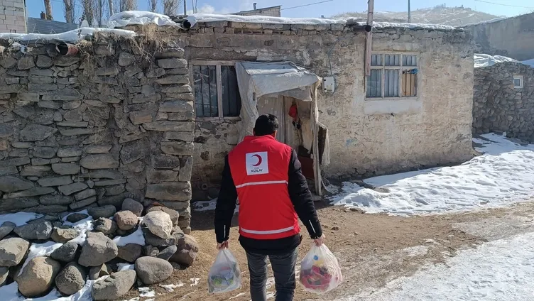 Kızılay Ağrı Şubesi, zorlu kış şartlarına rağmen yardımlarını sürdürüyor