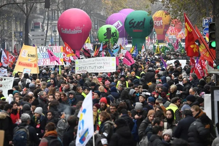 Paris'te polisten göstericilere sis bombasıyla müdahale