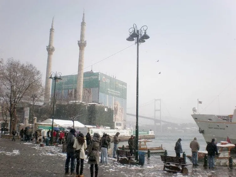 İstanbul’un tarihi silüetleri beyaza büründü