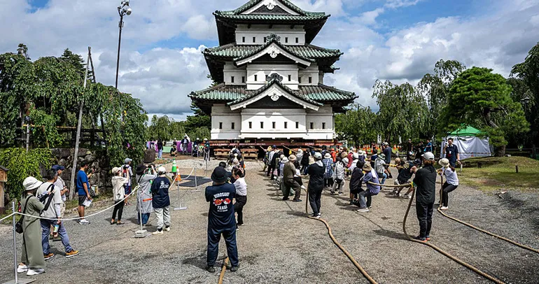 Japonya’da 400 tonluk dev kaleyi halatlarla çektiler